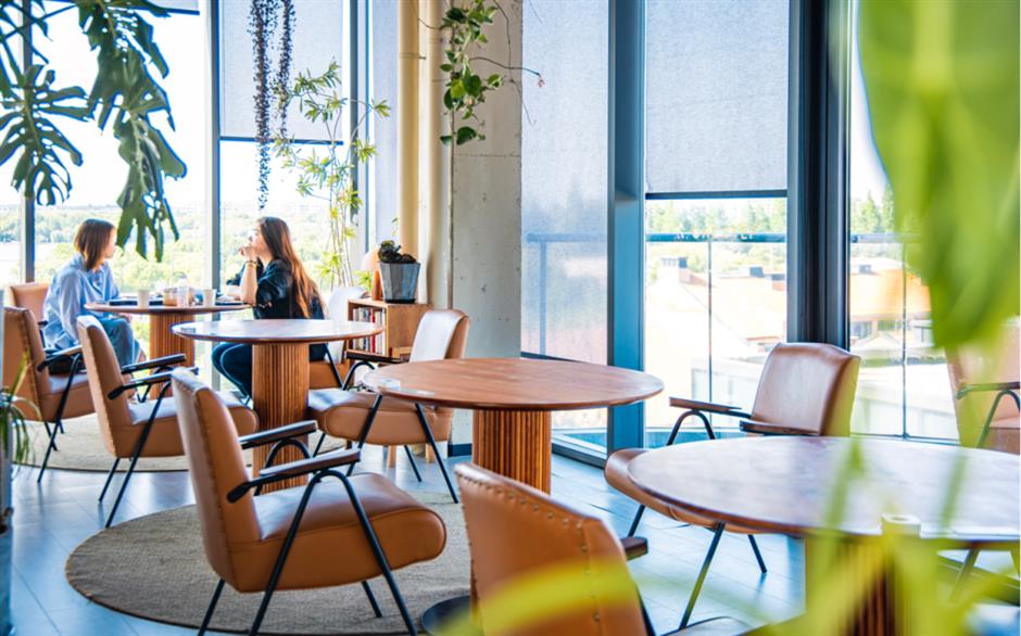 想不到正是上海這座千年古鎮,
有風有樹有咖有香→