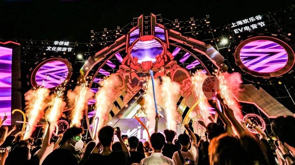 夜遊好去處!聽音樂盛宴,看崖壁燈光秀,還有「黃河路」可以逛!