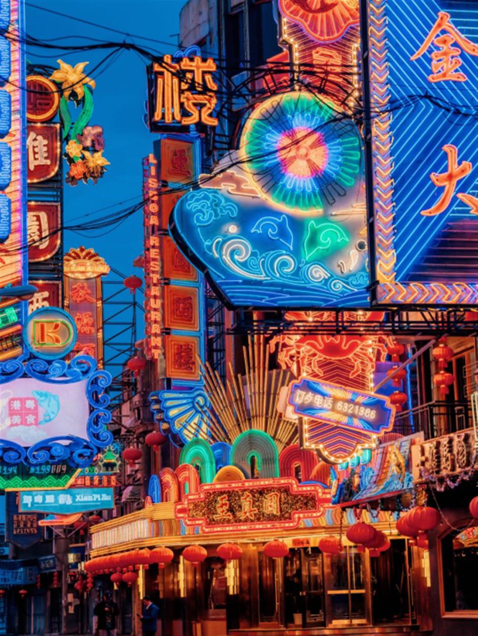 夜遊好去處!聽音樂盛宴,看崖壁燈光秀,還有「黃河路」可以逛!