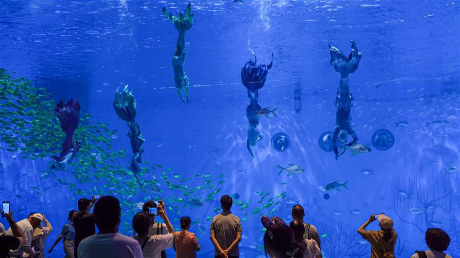 Mermaid performers from around the world star at Shanghai Haichang Ocean Park