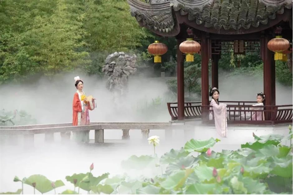 上海这个古风园林绝了!荷花满池,绿荫蔽日,宛如仙境