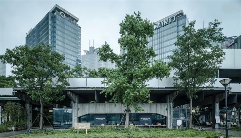 好chill~在黃浦江邊喝著咖啡吹江風