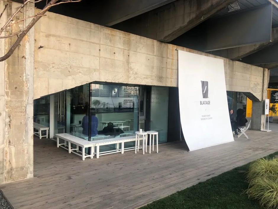 好chill~在黃浦江邊喝著咖啡吹江風