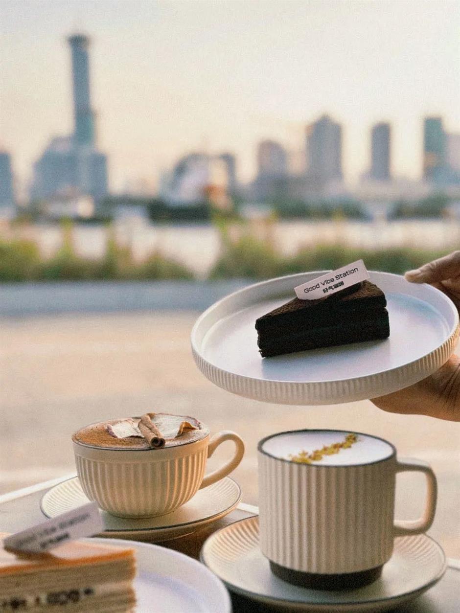 好chill~在黃浦江邊喝著咖啡吹江風