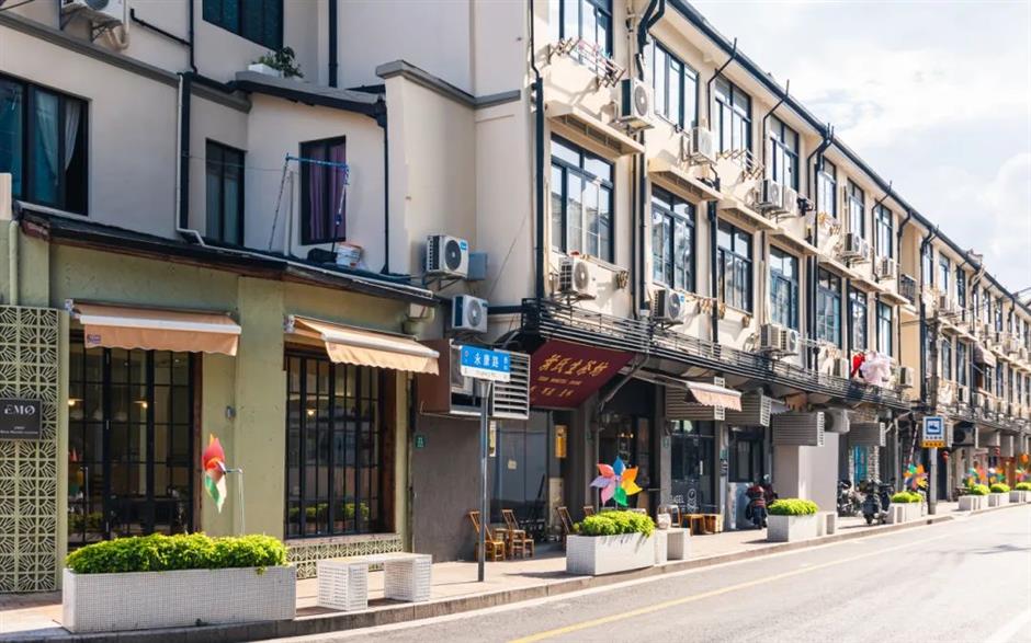 老外驚了!上海這條100多米的小馬路上,竟有18家咖啡店。