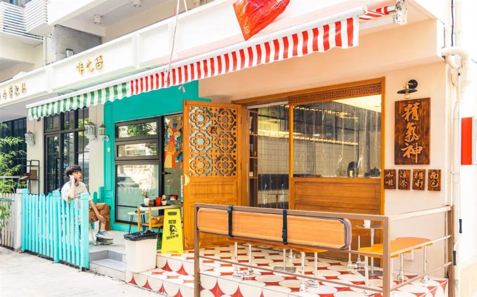 老外驚了!上海這條100多米的小馬路上,竟有18家咖啡店。