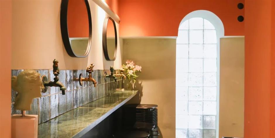 老外驚了!上海這條100多米的小馬路上,竟有18家咖啡店。