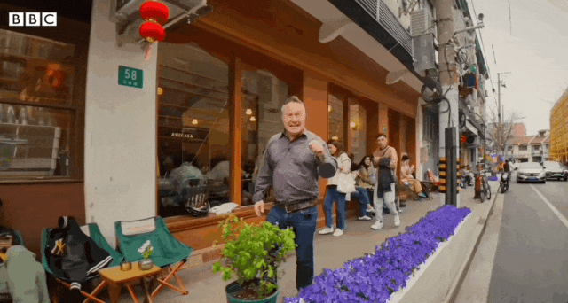 老外驚了!上海這條100多米的小馬路上,竟有18家咖啡店。