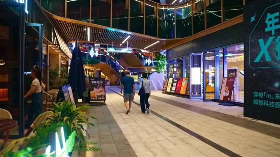 超多网红品牌首店、科技感装置……魔都竟然还有个赛博朋克版