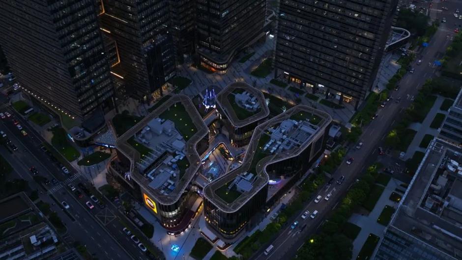 超多网红品牌首店、科技感装置……魔都竟然还有个赛博朋克版