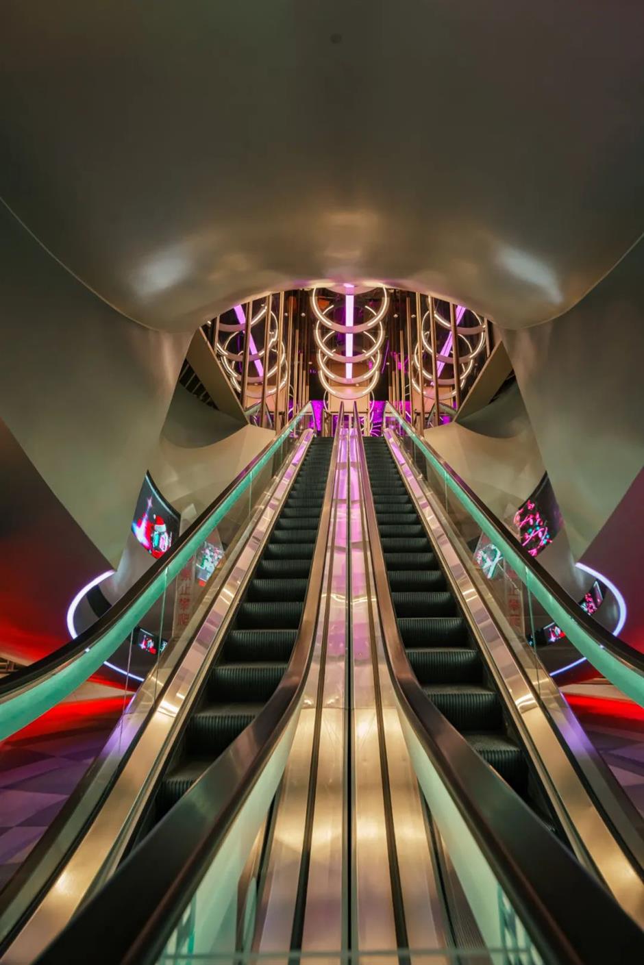 超多网红品牌首店、科技感装置……魔都竟然还有个赛博朋克版