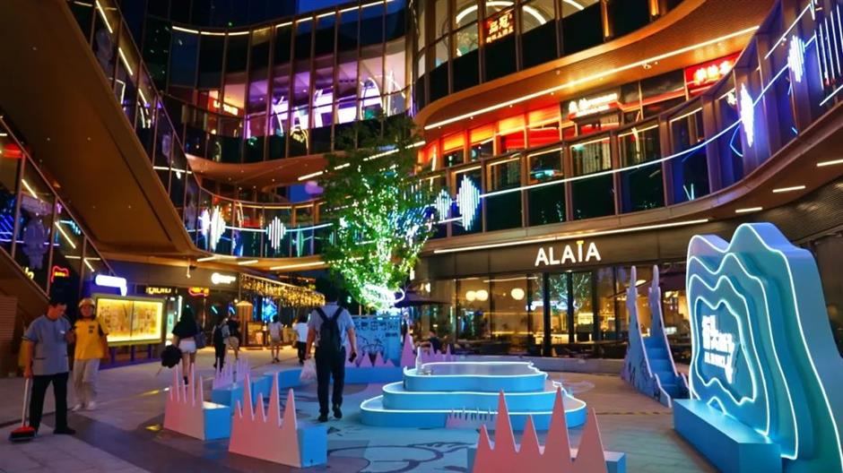 超多网红品牌首店、科技感装置……魔都竟然还有个赛博朋克版