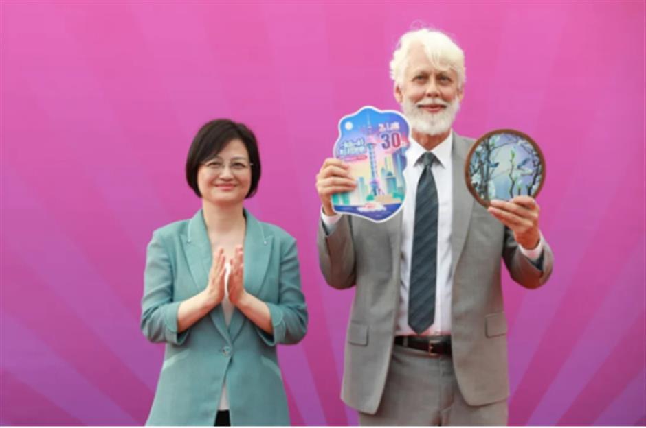 历史性时刻!东方明珠塔迎来第一亿位游客,