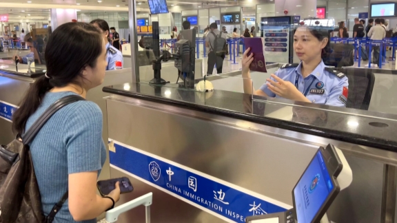 Immigration officers making foreigners' arrivals easier