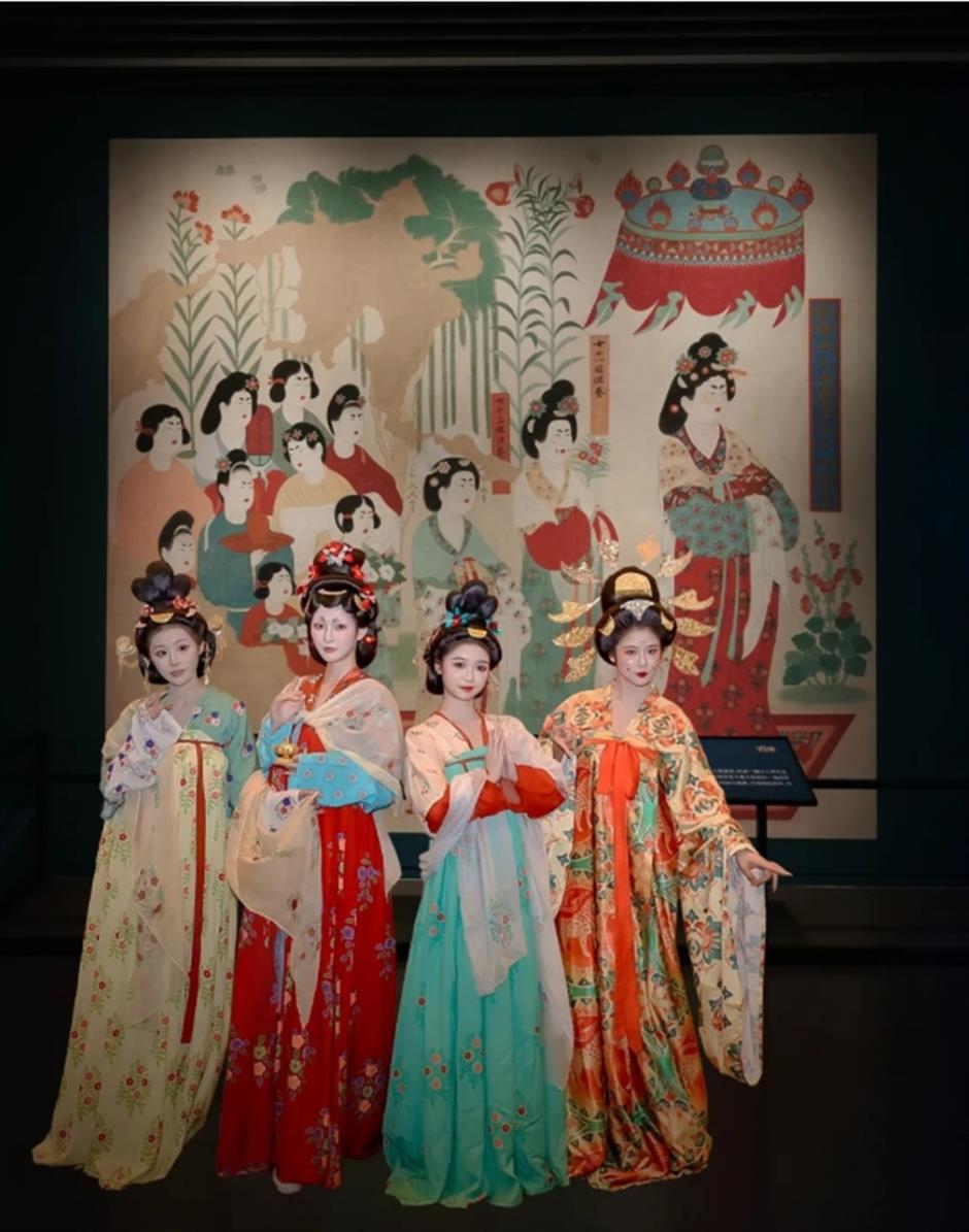 穿漢服去看「何以敦煌」藝術大展,官方有敦煌禮物相贈哦!