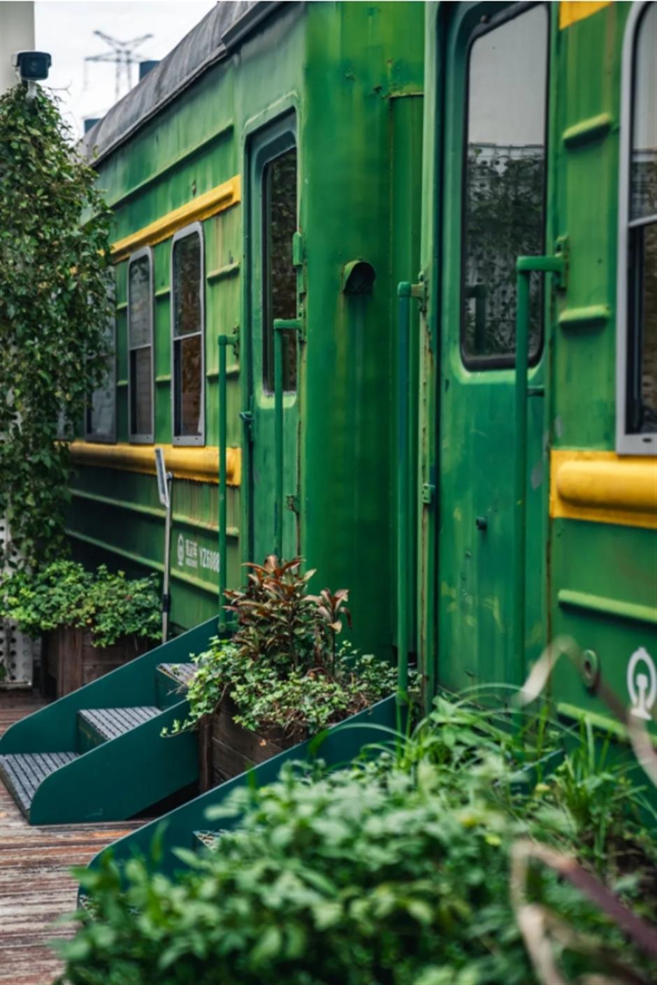 电影感绿皮火车大片,竟然在上海的公园和咖啡馆就能拍到!