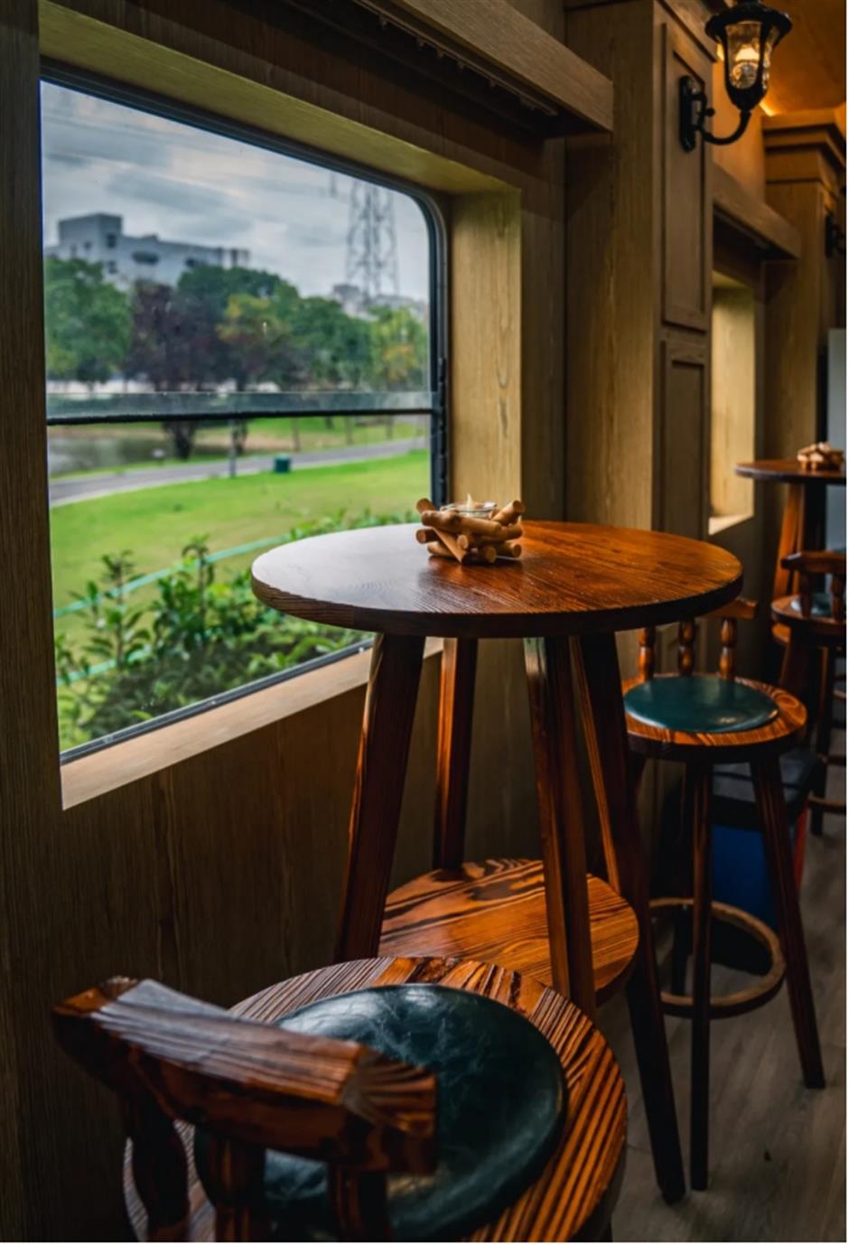 电影感绿皮火车大片,竟然在上海的公园和咖啡馆就能拍到!