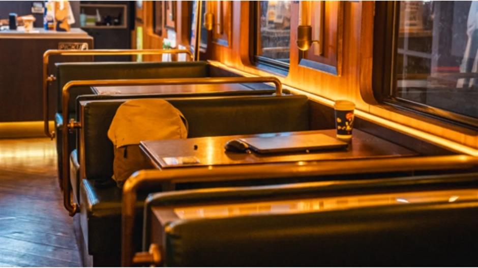 电影感绿皮火车大片,竟然在上海的公园和咖啡馆就能拍到!