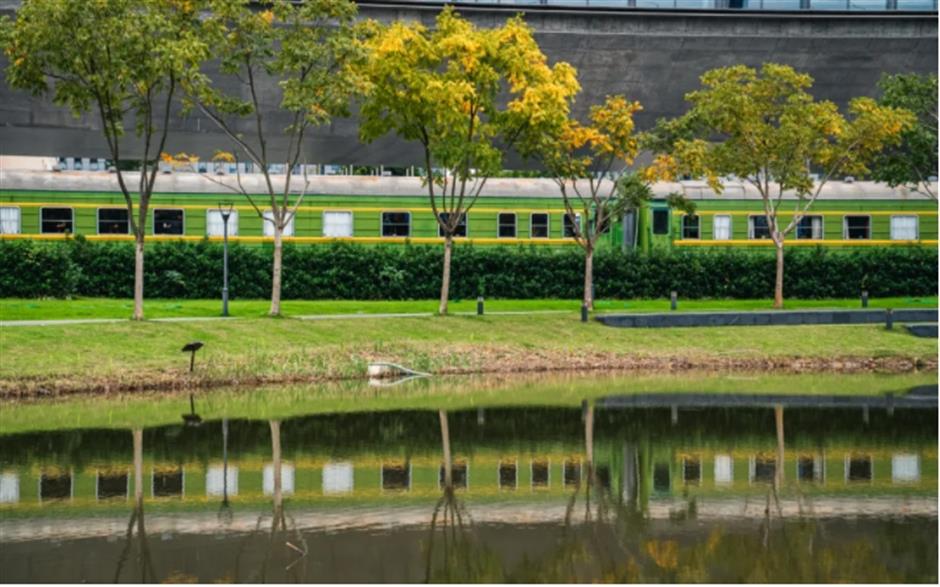 电影感绿皮火车大片,竟然在上海的公园和咖啡馆就能拍到!