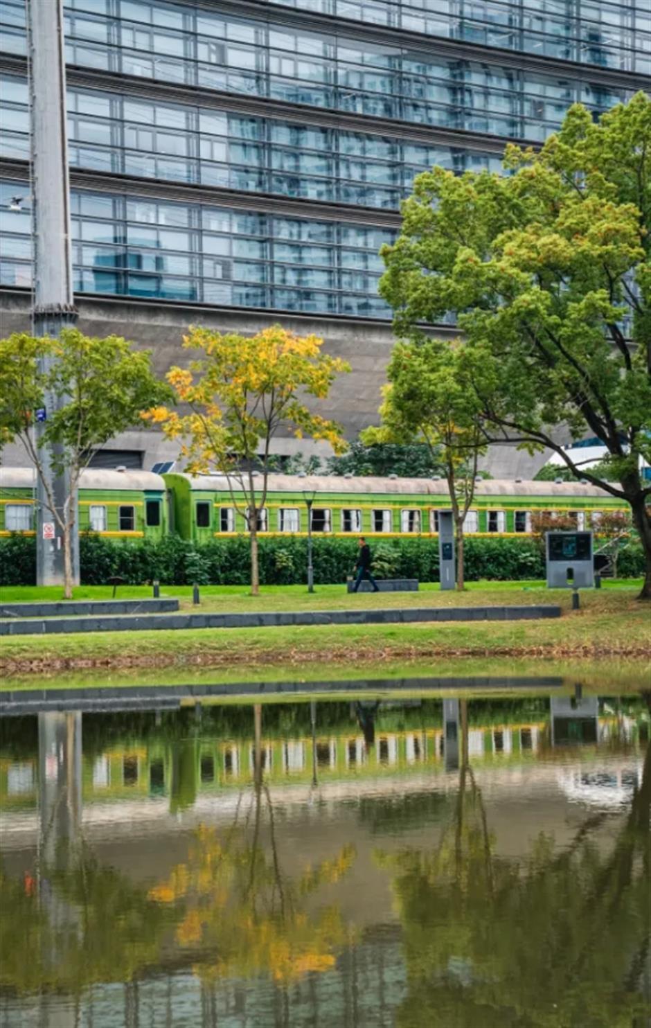 电影感绿皮火车大片,竟然在上海的公园和咖啡馆就能拍到!