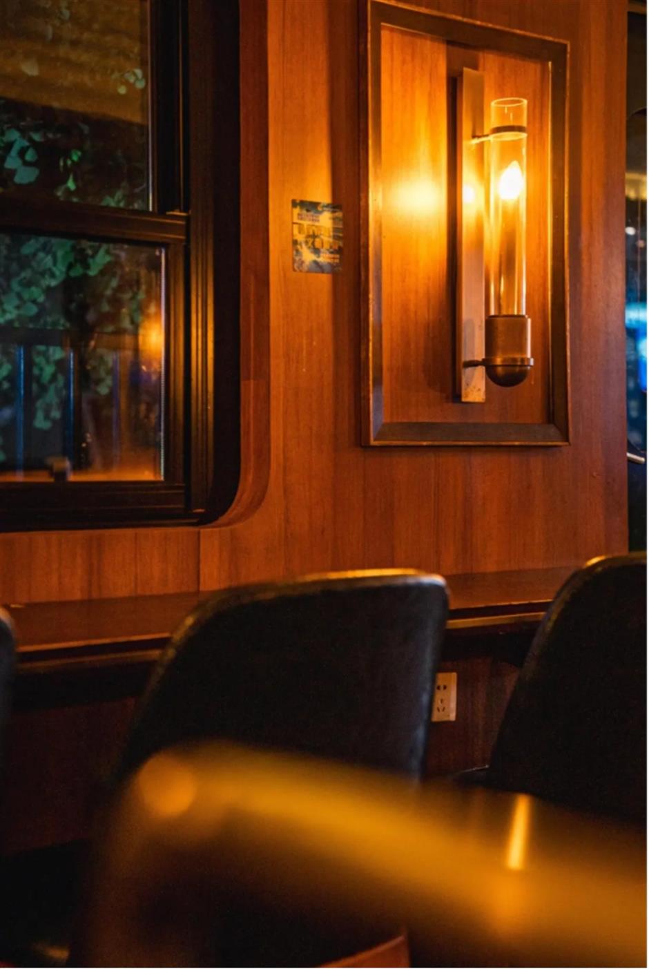 电影感绿皮火车大片,竟然在上海的公园和咖啡馆就能拍到!