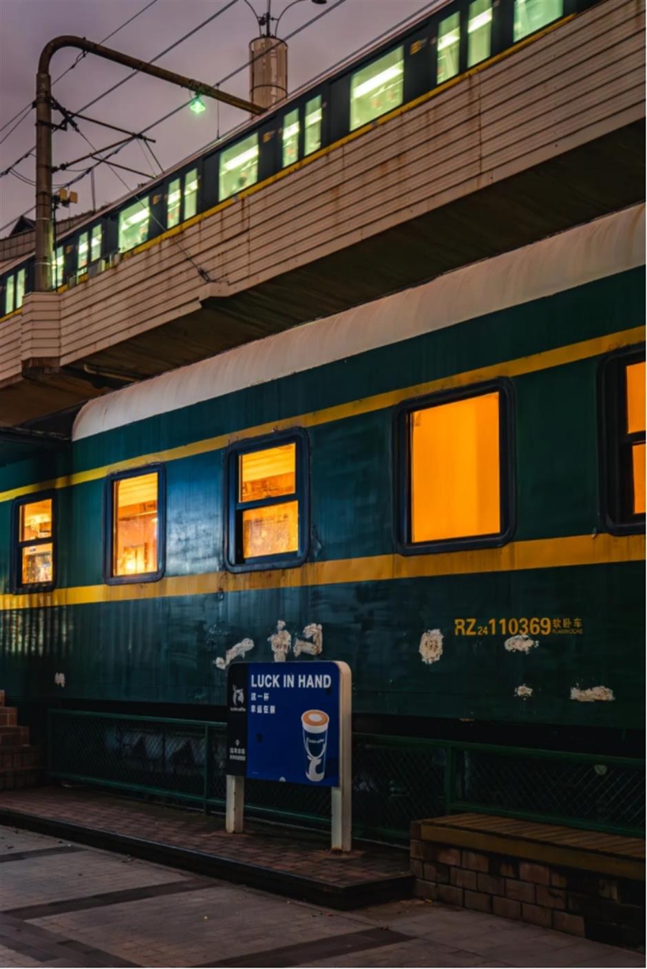 电影感绿皮火车大片,竟然在上海的公园和咖啡馆就能拍到!