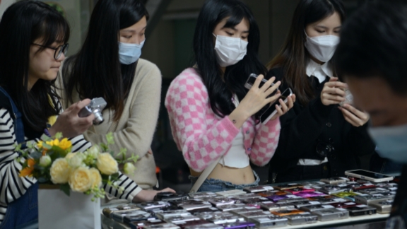 Retro CCD cameras become hip new for young Chinese to document life