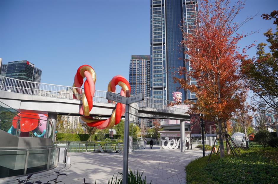 蘇州河畔又發現一座絕美楓葉天橋!還有「巨型中國結」限定新裝扮→