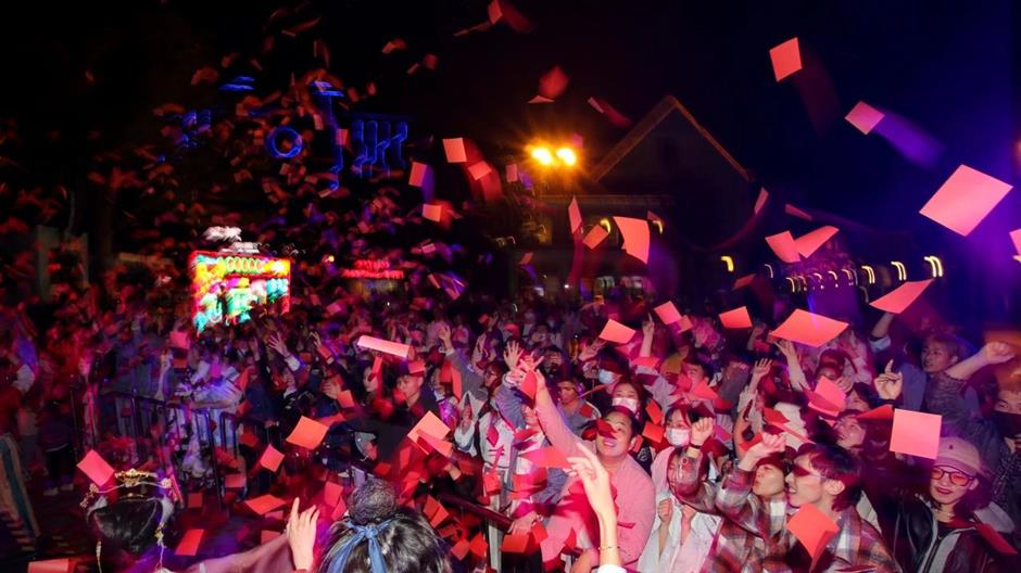 开始搞毛线了!在上海欢乐谷看到了东方明珠?