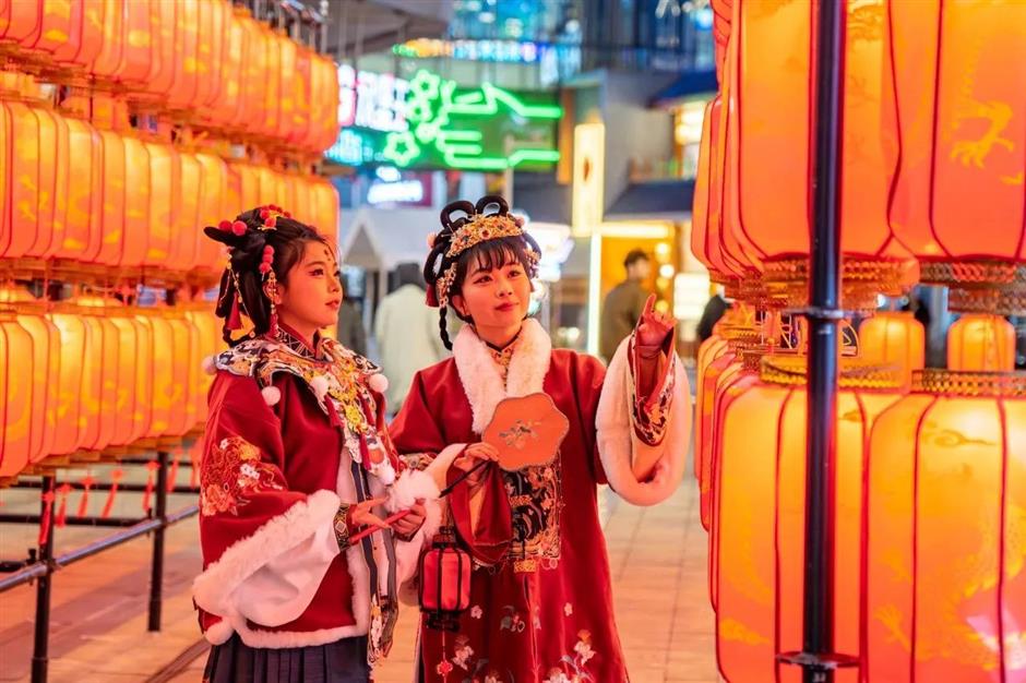 品一碗人間煙火 | 喜迎新年!2025豫園燈會亮燈