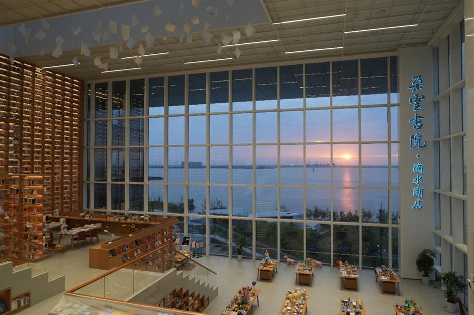 免费烟花秀！每周六都有→