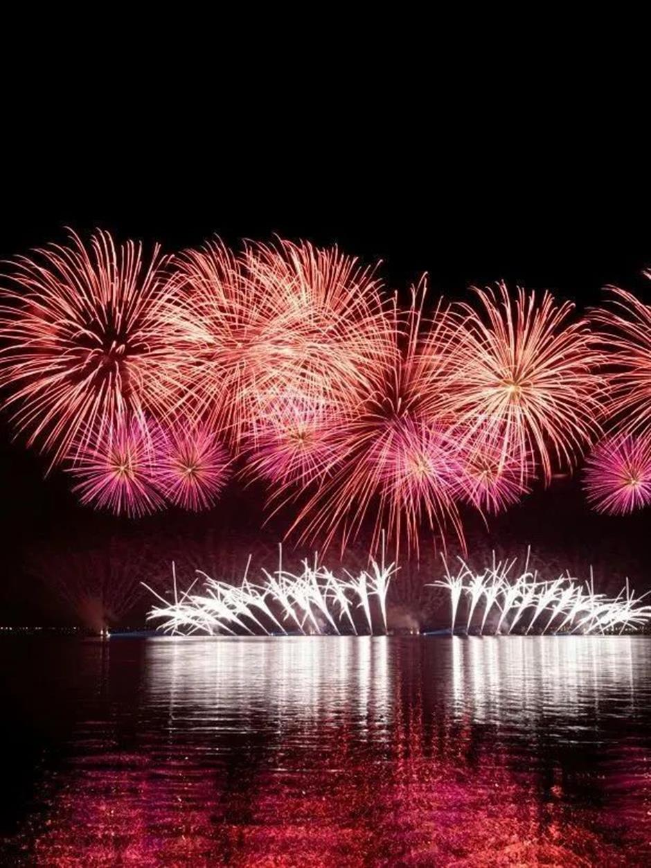 免费烟花秀！每周六都有→