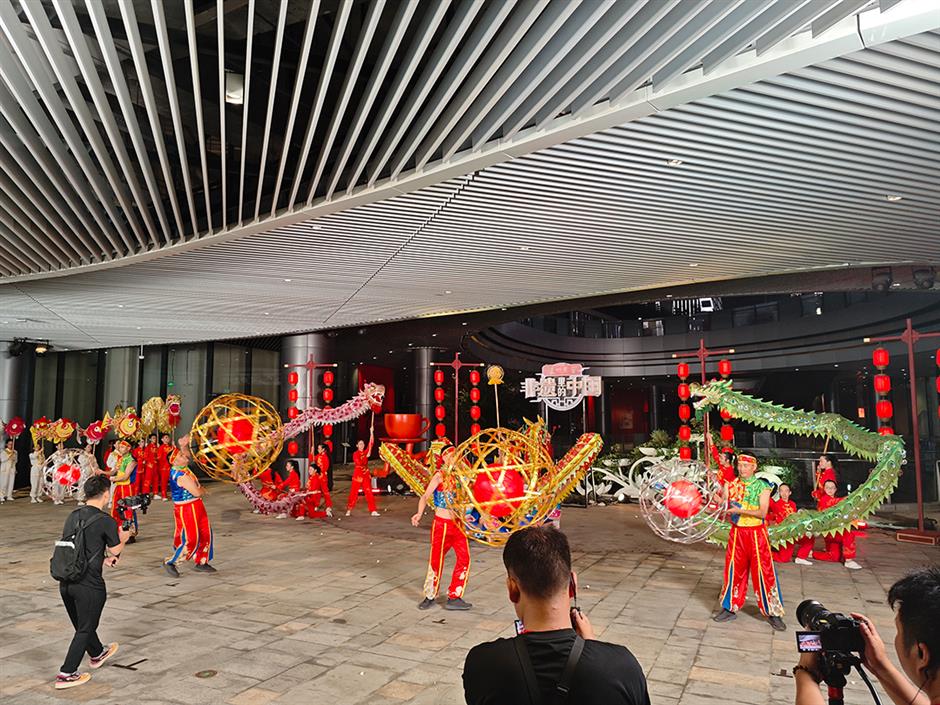 蛇舞新春、华彩绽放,非遗点亮新春盛景!