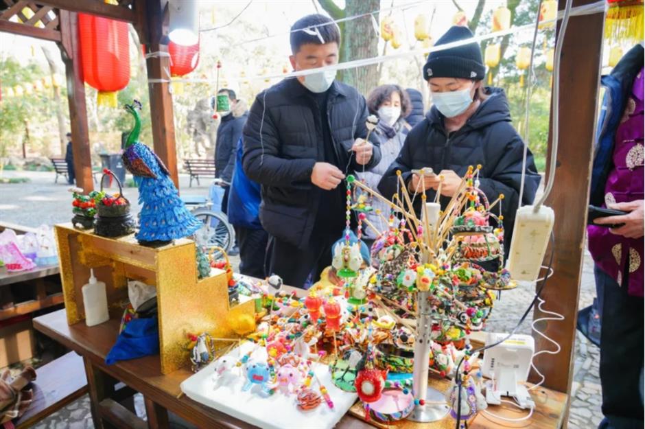 Check out these free flower lantern viewing in this classical garden in Shanghai.