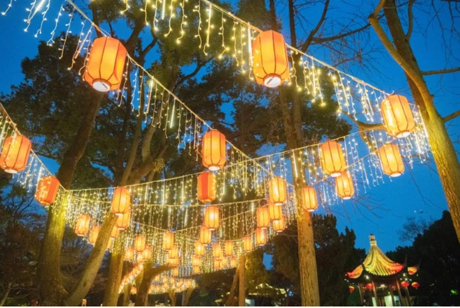Check out these free flower lantern viewing in this classical garden in Shanghai.