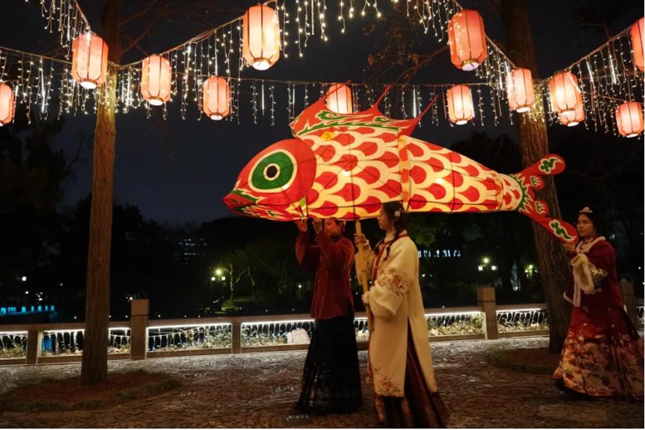 Check out these free flower lantern viewing in this classical garden in Shanghai.