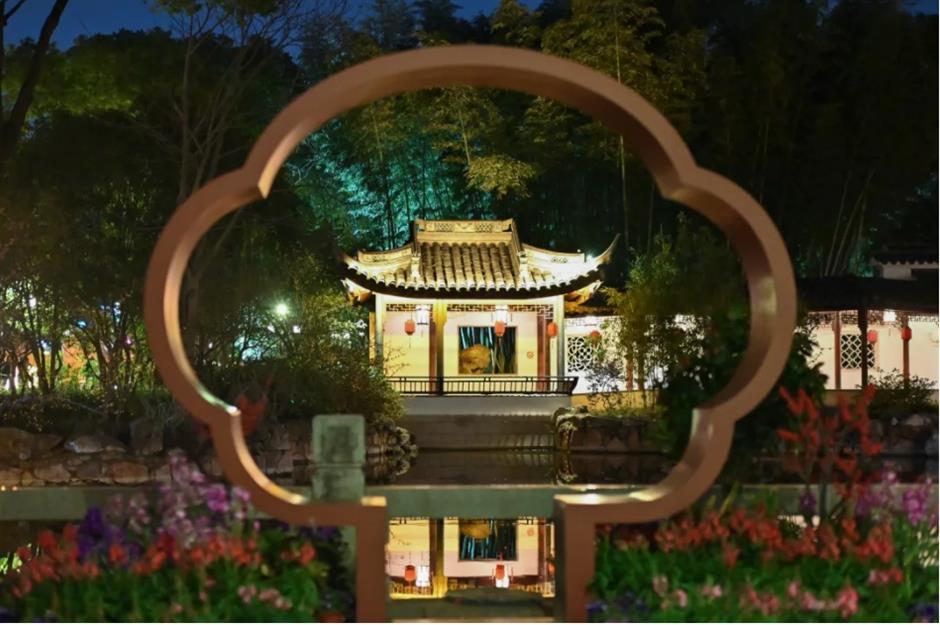 Check out these free flower lantern viewing in this classical garden in Shanghai.