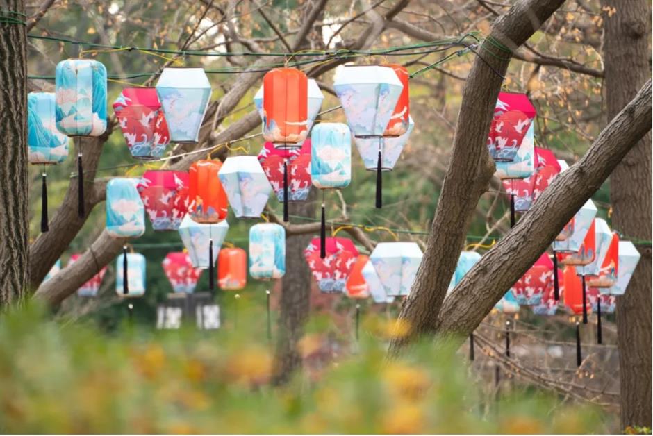 Check out these free flower lantern viewing in this classical garden in Shanghai.