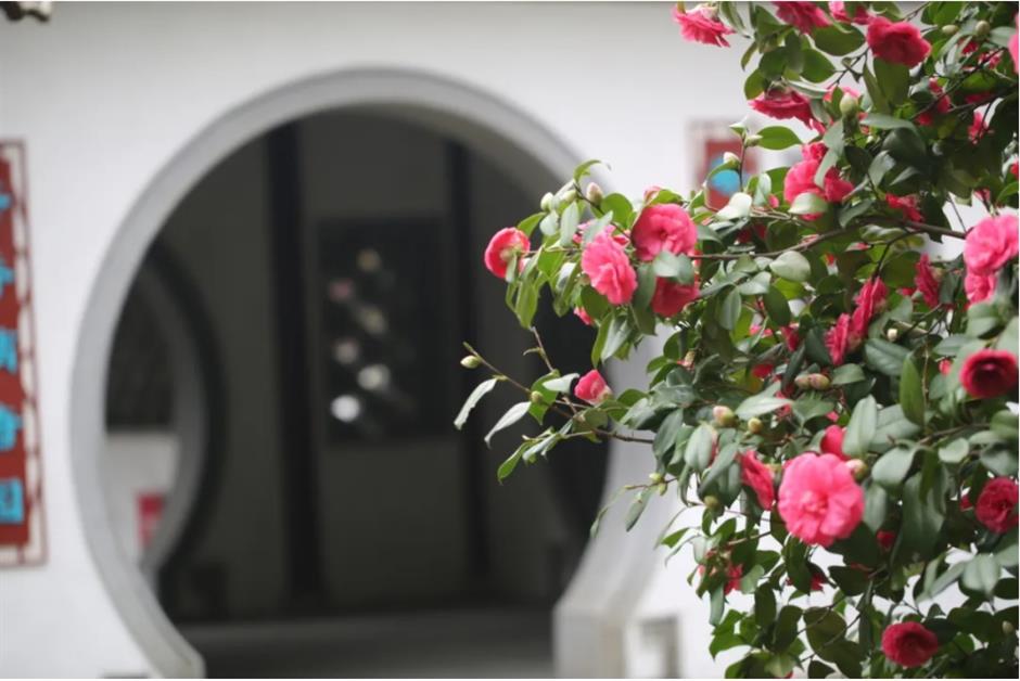 Check out these free flower lantern viewing in this classical garden in Shanghai.