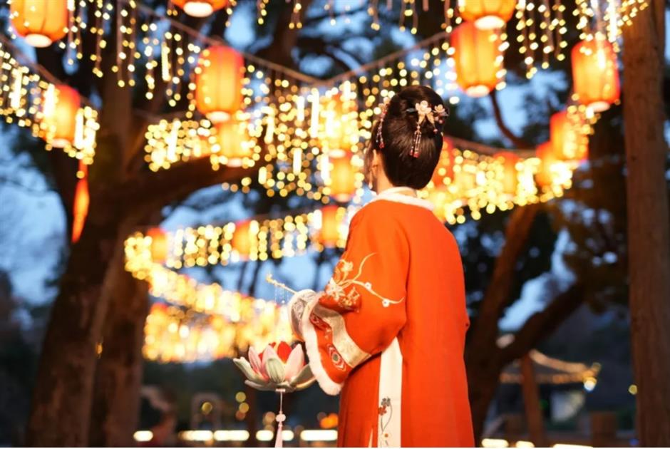 Check out these free flower lantern viewing in this classical garden in Shanghai.