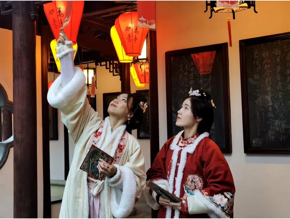 Check out these free flower lantern viewing in this classical garden in Shanghai.