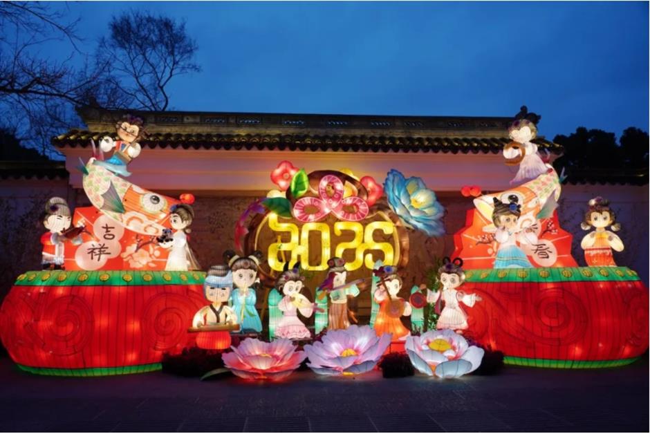 Check out these free flower lantern viewing in this classical garden in Shanghai.