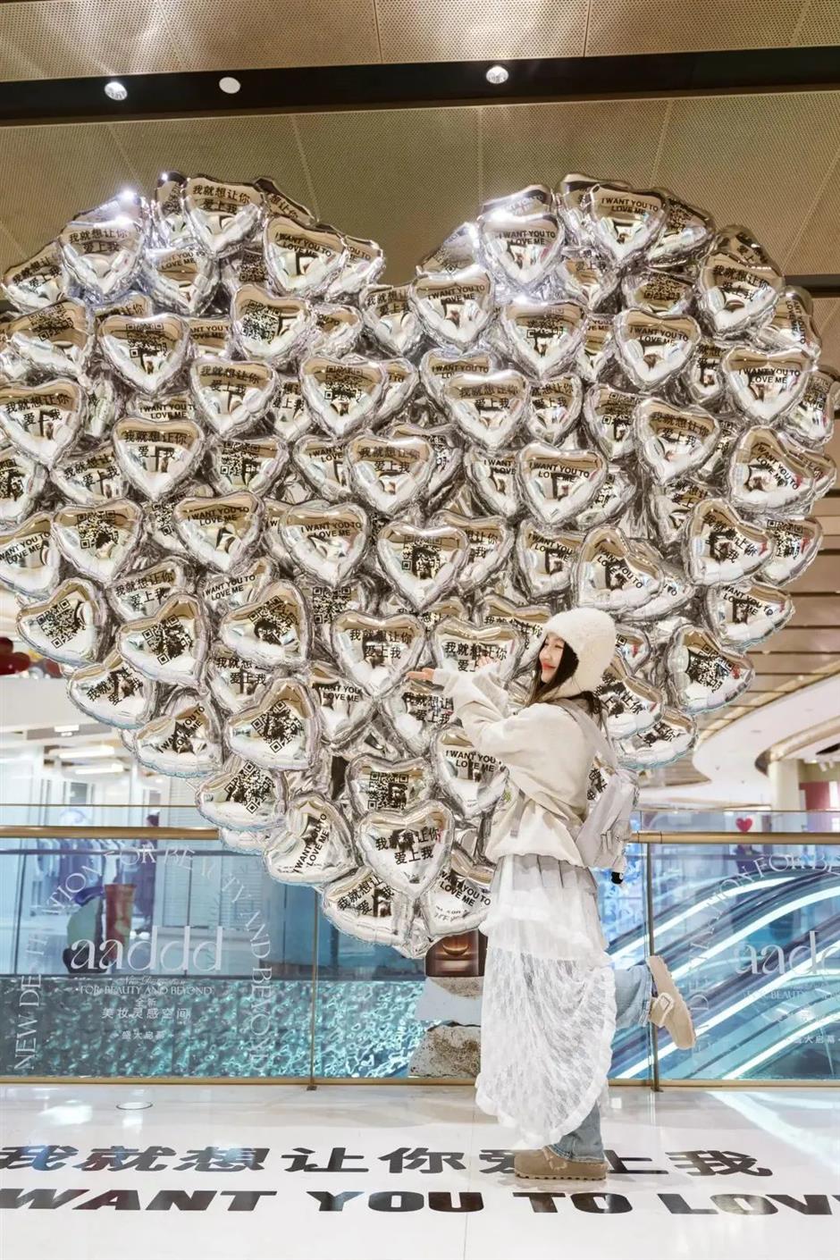 巨型告白气球空降外滩!这个露台太懂浪漫了~