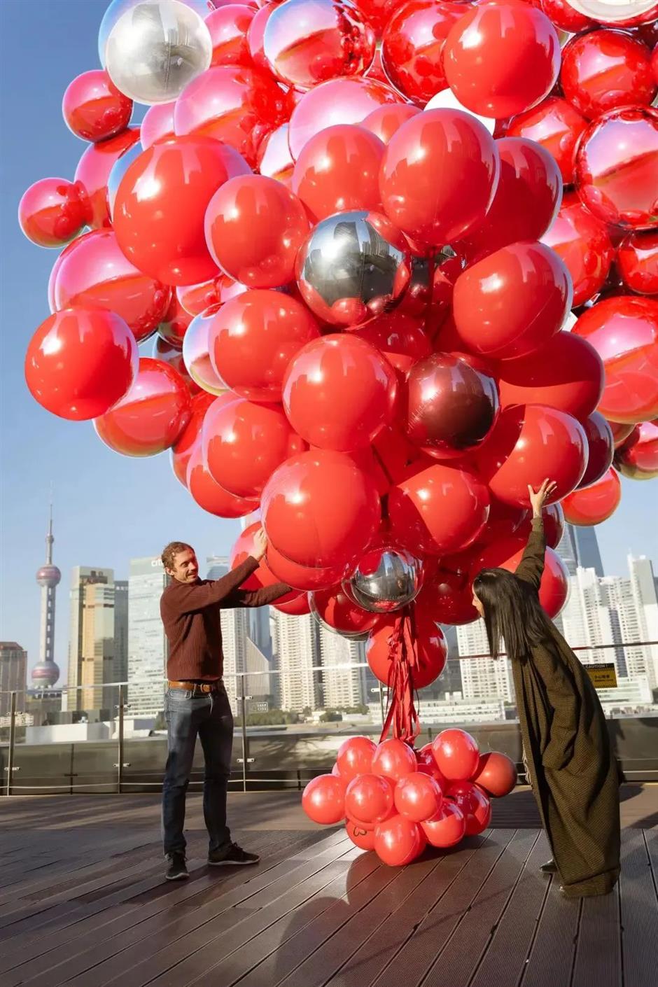 巨型告白气球空降外滩!这个露台太懂浪漫了~