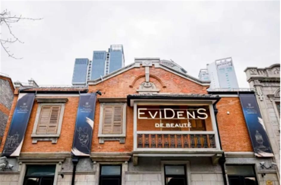 春日浪漫来袭~上海市中心的百年石库门里,巨型玫瑰熊限时空降!