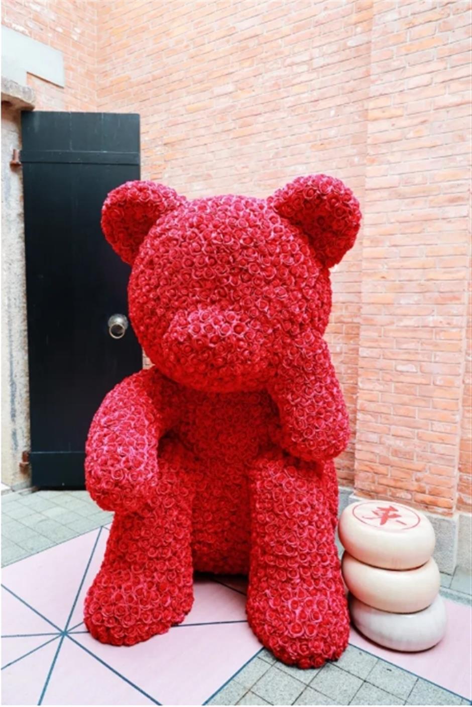 春日浪漫来袭~上海市中心的百年石库门里,巨型玫瑰熊限时空降!