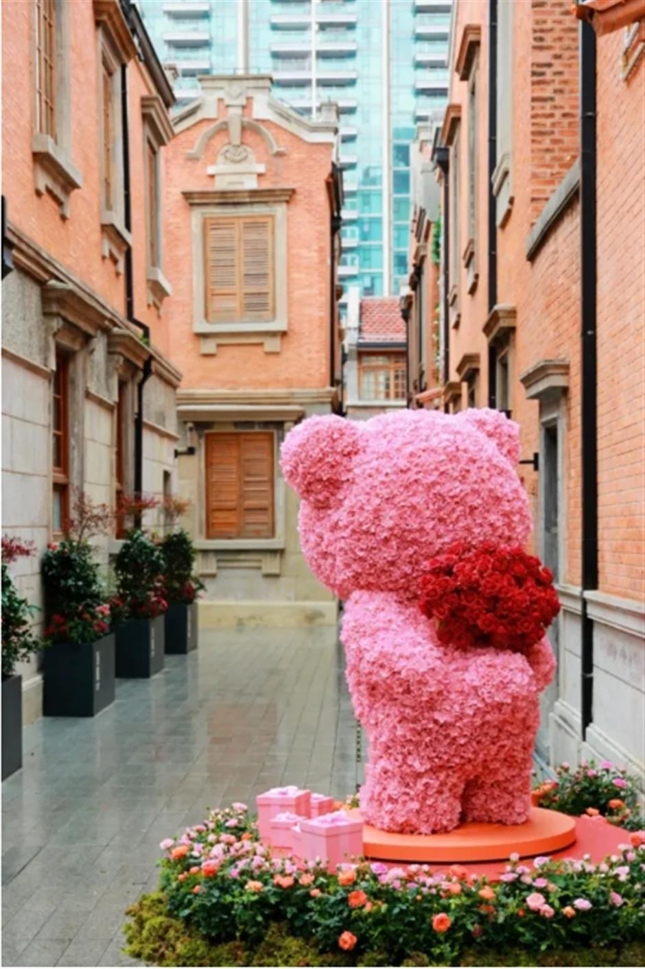 春日浪漫来袭~上海市中心的百年石库门里,巨型玫瑰熊限时空降!