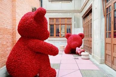 春日浪漫来袭~上海市中心的百年石库门里,巨型玫瑰熊限时空降!