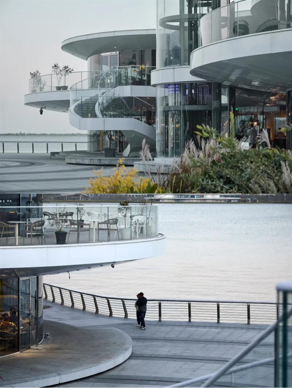 春和景明,就该去一家水岸咖啡馆!