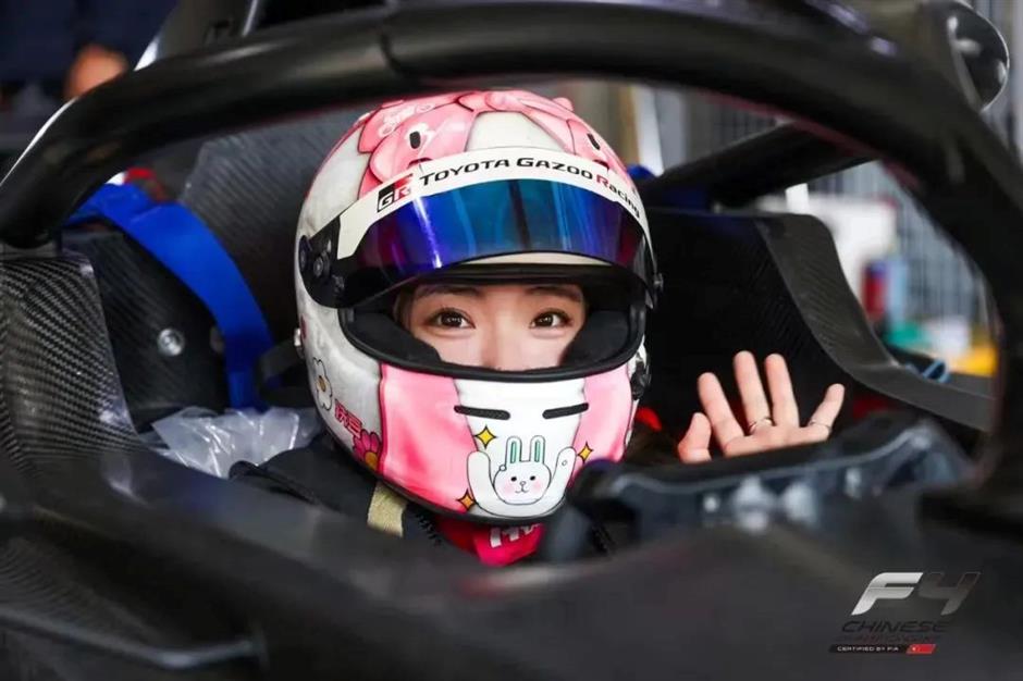 新赛服首次亮相!F1学院女赛车手师炜担任2025年上海汽车文化节推广大使